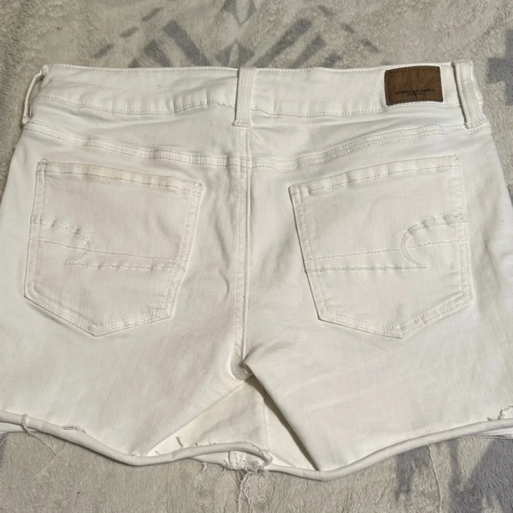 American Eagle Outfitters White frayed hem Jean Shorts size 8